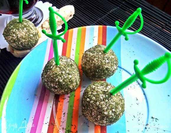 Втыкаем шпажки и убираем в холодильник. Это простейший вариант подачи. Удобно, что можно сделать за день до гостей.