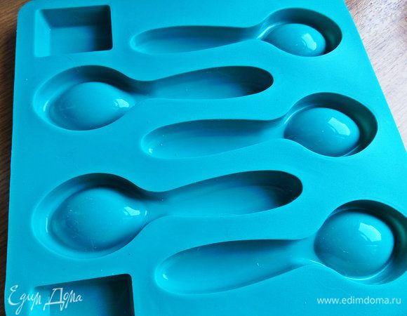 Но можно интересно подать с помощью такой силиконовой формы. Она для шоколадных ложек создана, но я решилась на эксперимент.