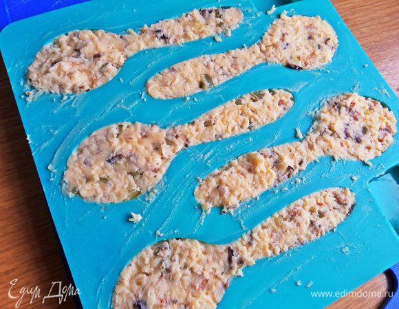 Заполняем плотно ячейки ложек сырной массой, выравниваем. Убираем в холодильник до застывания.