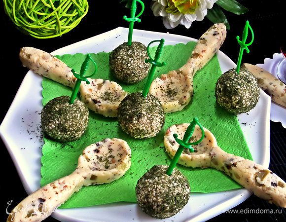 Вот так прямо подаем. Можно на сырную "ложечку" положить маслинку. А шарики подать в тарталетках из несладкого теста.