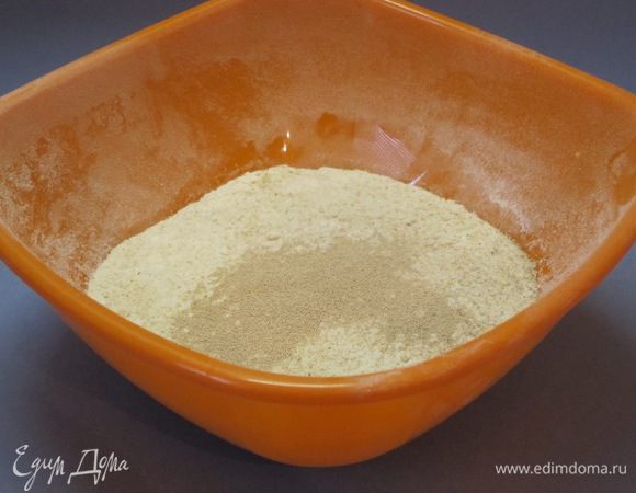 Просеять муку, всыпать сухие дрожжи, 1 столовую ложку сахара, 1 чайную ложку соли.