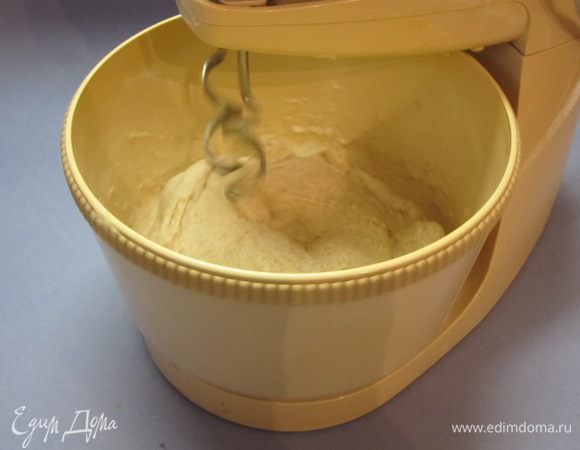 Влить 3 столовые ложки растительного масла, теплую воду, замесить тесто.