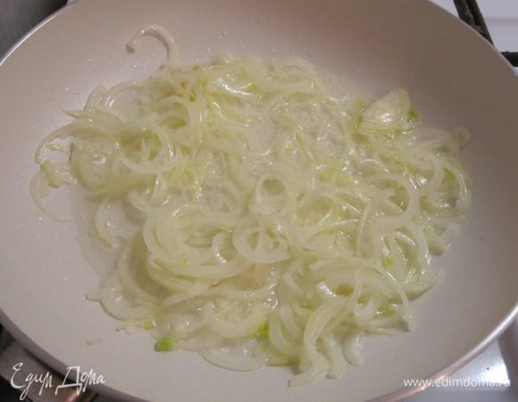 3 столовые ложки растительного масла разогреть в сковороде. Обжарить лук в течение 3 минут.