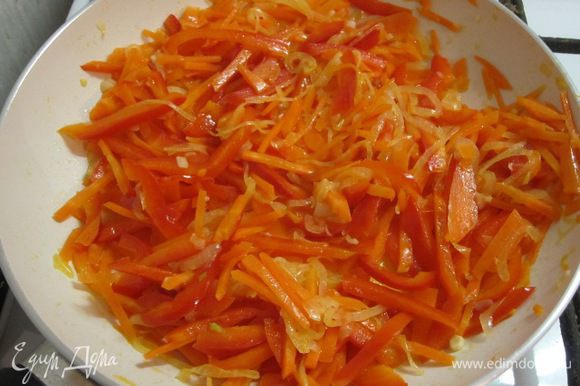 Выложить морковь, чеснок и перец, готовить 6 минут.
