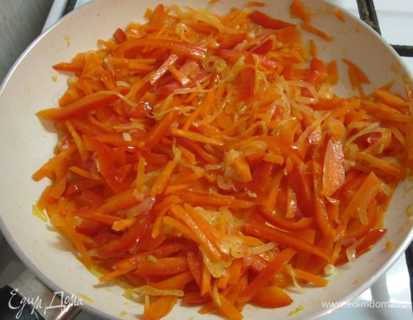 Выложить морковь, чеснок и перец, готовить 6 минут.