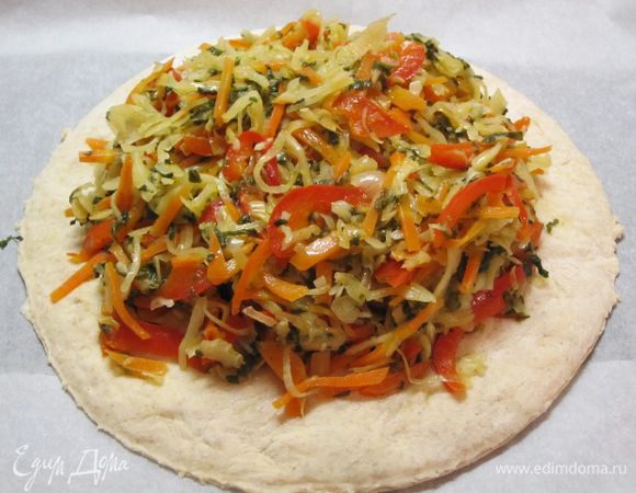 Выложить горкой начинку.