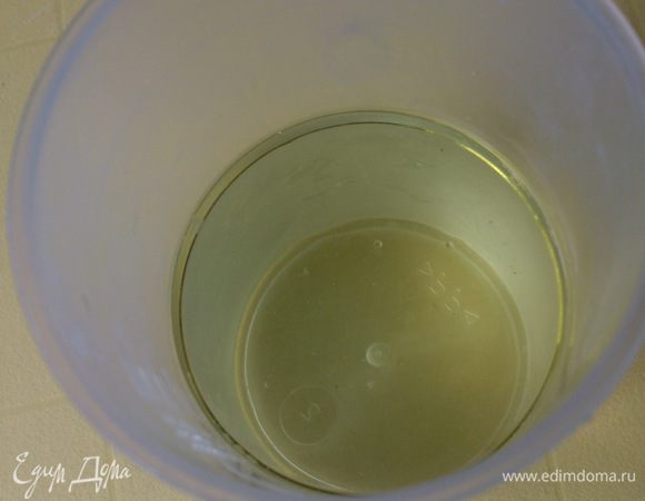 Смешать воду комнатной температуры с маслом и медом.