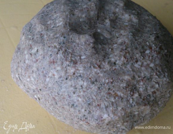 Смешать сухие и жидкие ингредиенты и замесить тесто. Буквально 1-2 минуты. Тесто получается слегка липким.