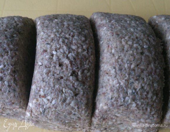 Разделить тесто на 4 части. Одна часть помещается на противень. Если нет возможности выпечь все сразу, то остаток теста положите в пакет и храните в холодильнике до выпекания. Мне после холодильника тесто и хлебцы понравились еще больше.