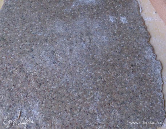 Поверхность стола слегка присыпать мукой и раскатать тесто толщиной не более 1,5 см. 