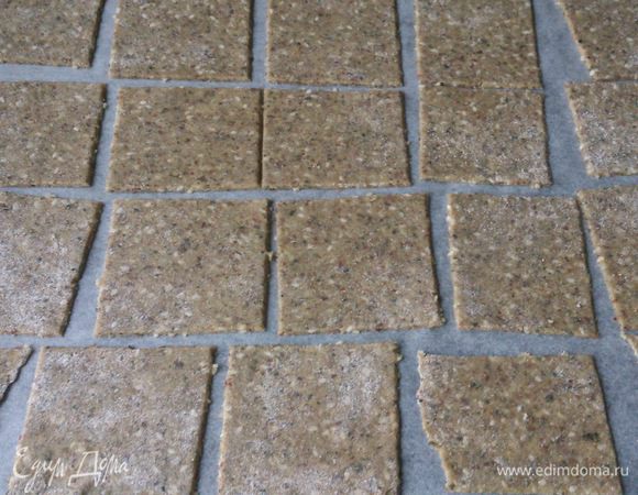 Разрезать на хлебцы по своему желанию. Я люблю прямоугольную форму. Удобно резать ножом для пиццы. Выложить на лист, застеленный пергаментом. 