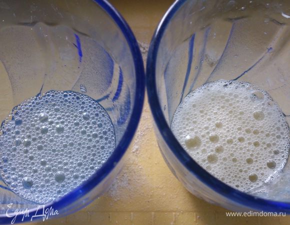 Для глазури смешать белок с водой и белок с медом. Покрыть хлебцы любым вариантом и посыпать по желанию кунжутом или маком. Часть хлебцов я посыпала специями. Выпекать можно сразу по 2 листа при 150°С 25-30 минут. Через 10 минут после начала поменять листы местами.  