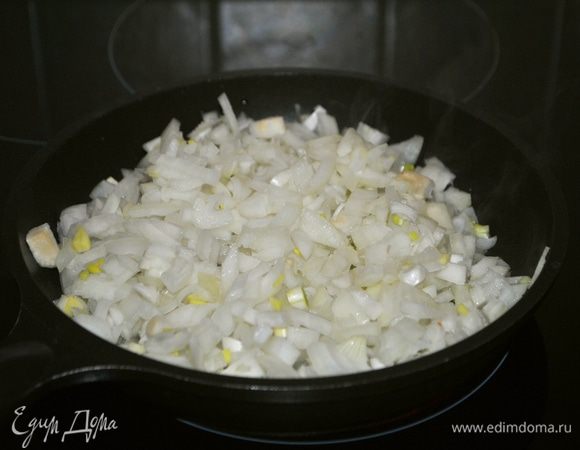 Берем 2 ст. л. солода без горки, заливаем его кипятком. Ждем пока вода остынет, станет тепленькой. Лук режем кубиком и обжариваем на растительном масле до золотистого цвета.