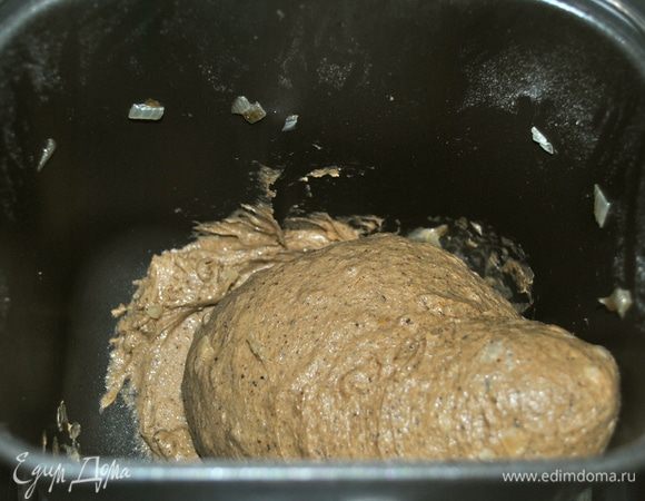 Тесто на закваске:
Стартер закваски у меня пшеничный, поэтому обновляла ее смесью муки ржаной + пшеничная. Смешиваем закваску на пике активности с водой или квасом (с запаренным солодом), загружаем ее в ХП. Добавляем мед (у меня гречишный, он лучше всего подходит к ржаной муке), соль. Взвешиваем муку, но всю сразу не сыпем, т.к. ее может уйти меньше или больше. Включаем ХП на программу тесто. Жареный лук добавляю после сигнала ХП. Как только ХП перестала месить засекаем 30 минут, тесто будет отдыхать.

Тесто на дрожжах:
В теплую воду, квас (100 мл) высыпаем 1 ч. л. дрожжей  и даем постоять 5-10 мин, до растворения дрожжей. Солод запариваем оставшейся водой (кипятком). Дальше загружаем все ингредиенты в ХП, согласно вашей инструкции. Выставляем программу тесто. Муку всю сразу не сыпем, т.к. ее может уйти меньше или больше и оставляем на 40-50 минут до увеличения теста в 2-2,5 раза.