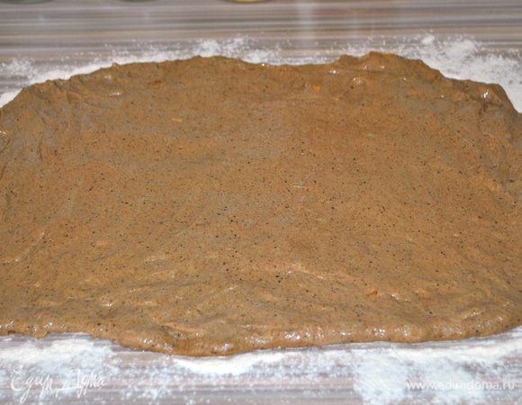 Через 30 минут тесто на закваске выкладываем на стол, хорошо припыленный мукой. Тесто липучее, поэтому я постоянно смачиваю руки водой. Растягиваю тесто в прямоугольник.