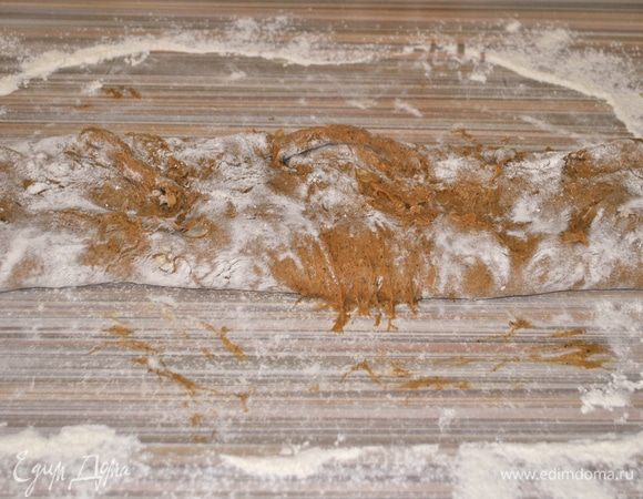 Мысленно разделить прямоугольник на 3 части. Наложить крайние трети одна на другую, как деловое письмо.