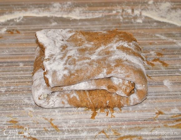 Края также наложить один на другой. Накрыть тесто миской или пакетом и оставить на 30 минут. Так повторить 3 раза.