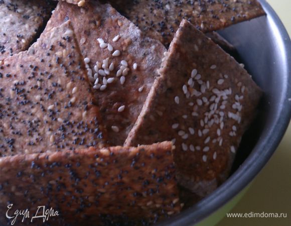 Думаю, что я нашла для себя идеальный вариант хлебцов. Хороши в любом варианте — и как бутерброд, и к супчику, и к чаю. А как вкусно с сыром тофу и вяленым помидорчиком :) А если не в пост, то можно и с любым сырочком!  