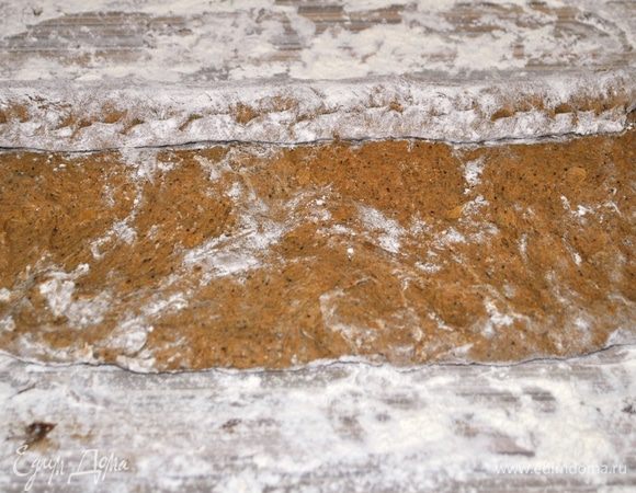 Подошедшее тесто (по любому способу) делаем на две-три части. Растягиваем в прямоугольник. Начинаем закручивать тесто, защипывая каждый виток.