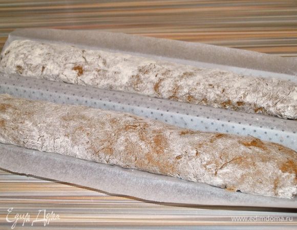 Укладываем батончики швом вниз в специальную форму или на противень застеленный пергаментом. Если тесто на закваске то оставьте его для подъем на 1-1,5 часа. Если тесто на дрожжах на 30-40 минут для подъема.