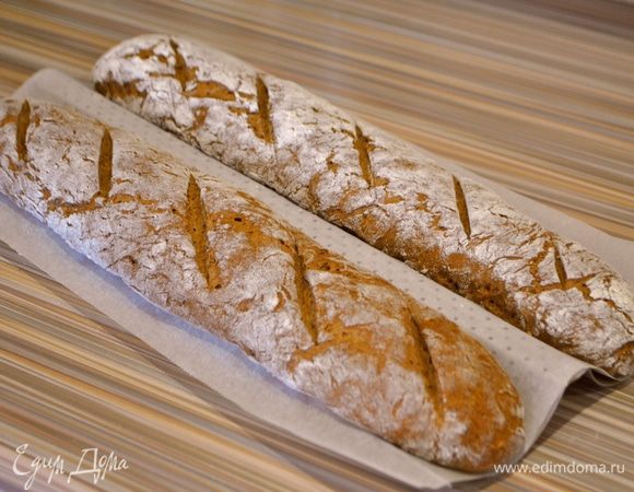 Перед выпечкой сделать надрезы. Отправляем в разогретую духовку до 230°С на 20 минут с паром. Для пара я ставлю небольшой противень с водой на дно духовки.