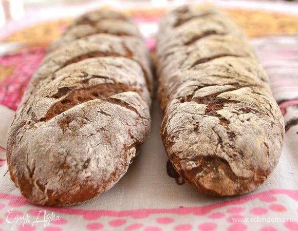 После выпечки накрываем батоны полотенцем и даем остыть.