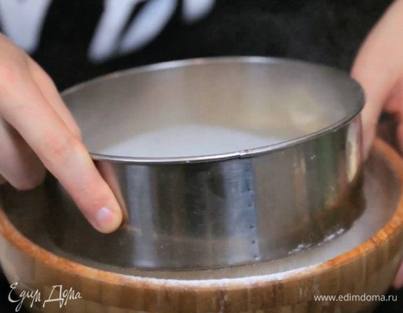 Разогреть духовку до 180°С.
Просеять все сухие ингредиенты в миску. Банан размять вилкой.