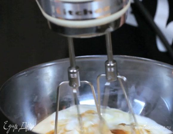 Взбить миксером яйцо, банан, йогурт, молоко, масло и сахар.