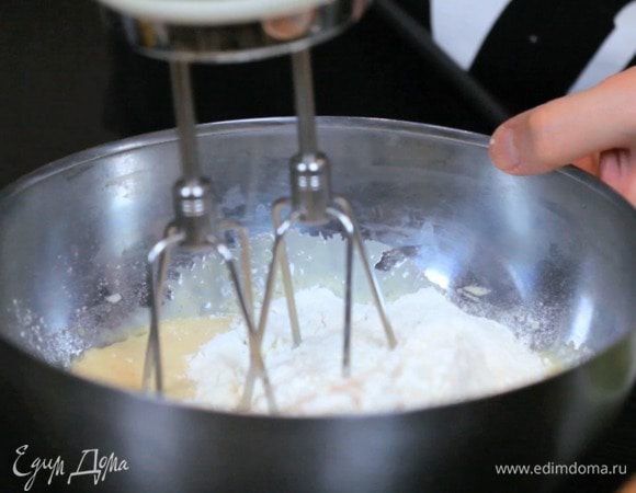 Затем добавить сухие ингредиенты, перемешать. 