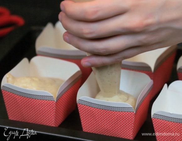 Выложить тесто в формочки и запекать 20-25 минут. Перед украшением остудить.