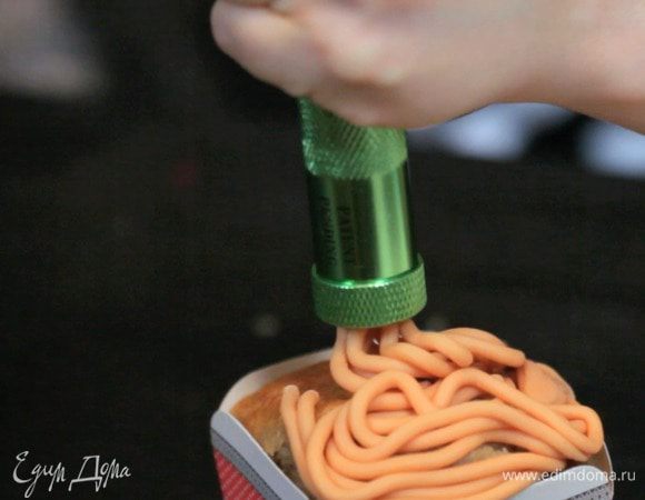 С помощью экструдера выдавить "лапшу" из мастики.