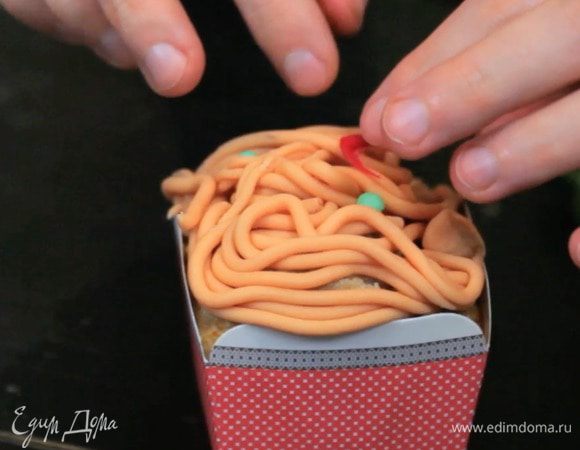 Из мастики зелёного и красного цвета создаём "горошек" и "перец". Для горошка катаем маленькие шарики, а перец делаем из маленьких колбасок.