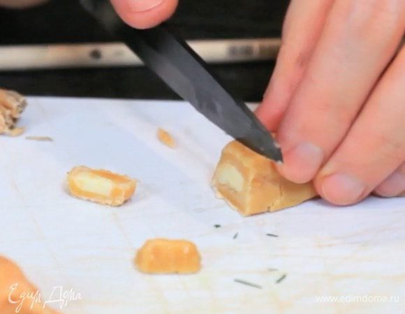 Кусочки "мяса" создаем из ириски или сливочной конфеты, нарезав её на маленькие части.