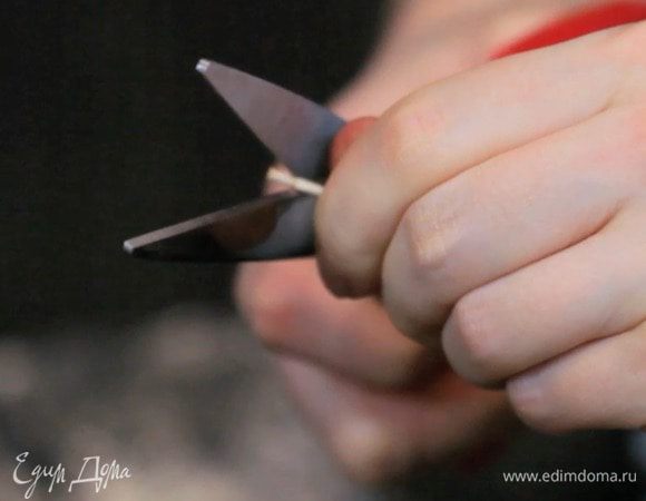 Китайские палочки создаем из зубочисток, просто отрезав острую часть с одной стороны.