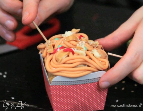 И втыкаем их в кекс.