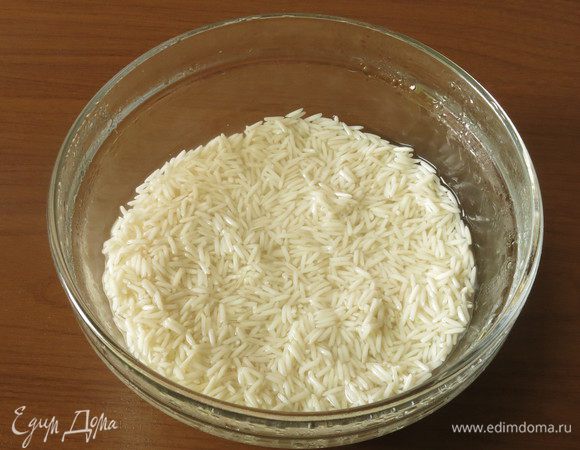 Заливаем рис кипятком и оставляем под крышкой на 8 часов.