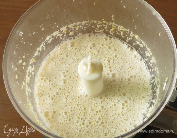 Измельчаем крупы, при необходимости добавляем воду, у меня +20 мл.