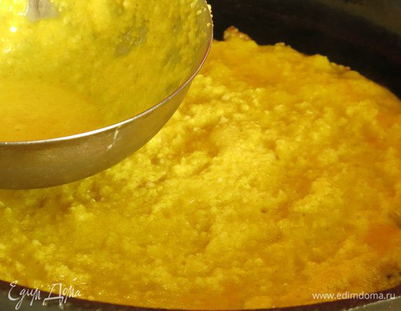 Выпекаем на смазанной маслом (использовала масло из сафлора) сковороде — наливаем тесто и распределяем половником. Существует множество разновидностей досас — тонкие большие лепешки, свернутые пирамидкой, рулетом, с начинкой, которая запекается вместе с блином, досас с соусами и различными добавками. У меня небольшие досас — досас сет. Тонкие досас можно и не переворачивать. Более плотные переворачиваем, когда край пропечется.