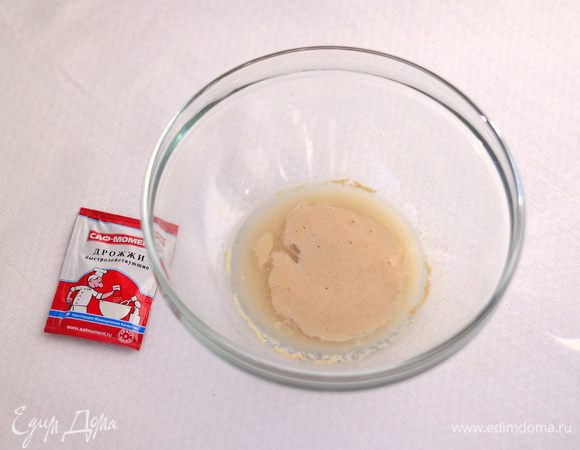 Готовим бигу.
В 50 мл теплой воды (примерно 40 г) всыпать дрожжи сухие, дать им активироваться (до образования сверху шапочки).