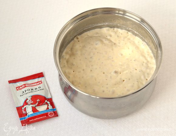 Всыпать к разведенным дрожжам муку, 160 мл холодной воды.
Хорошо перемешать и убрать в холодильник на сутки. 
За сутки бига (опара) хорошо выбродит, увеличится в объеме в 2 раза. 