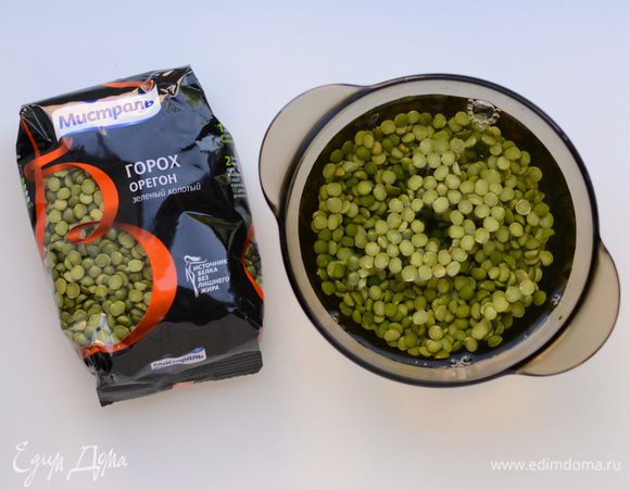 Зеленый горох  хорошо промыть. Залить водой и оставить на ночь (или минимум на 2 часа) для набухания. 