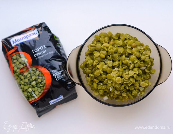 Воду слить, залить горох свежей водой, посолить по вкусу. Варить 20-50 минут до готовности (в зависимости от того, на сколько часов он был замочен).