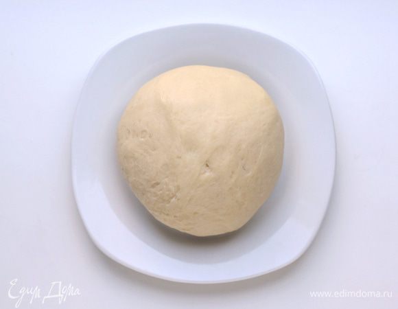 Муку просеять. Добавить соль. Влить растительное масло, а затем сразу кипяток. Перемешать. Добавить разрыхлитель. Еще раз перемешать. Получается очень нежное мягкое, эластичное тесто. Завернуть его в пленку и оставить в холодильнике на 20 минут.