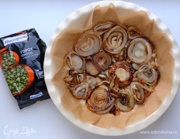 Лук почистить, порезать на толстые кольца. Лук пассировать на растительном масле. В конце добавить мед, лимонный сок и соль. Карамелизованный лук уложить в форму для запекания. Сверху выложить горох.