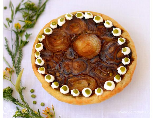 Готовый пирог переложить вместе с пекарской бумагой на решетку, дать остыть. Перевернуть на блюдо, снять бумагу, подать к столу.
