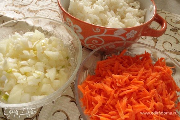 Отварить рис до готовности, репчатый лук нарезать мелким кубиком, морковь натереть на крупной терке.