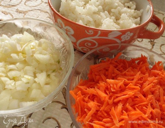 Отварить рис до готовности, репчатый лук нарезать мелким кубиком, морковь натереть на крупной терке.
