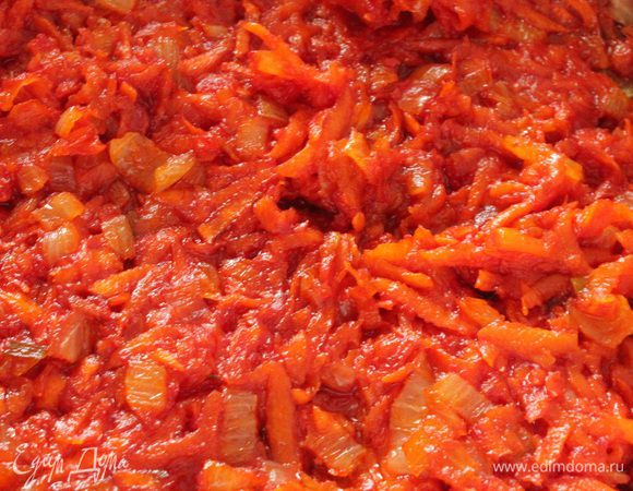 Обжарить на растительном масле сначала лук до прозрачности, добавить морковь, помешивая обжаривать еще минуты 3-4, добавить томатную пасту, соль, сахар, помешивая обжарить еще 2 минуты.