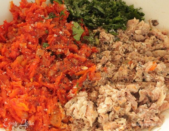 Слить жидкость из рыбных консервов, размять вилкой. Добавить обжаренные овощи, отваренный рис, рубленую зелень по вкусу.