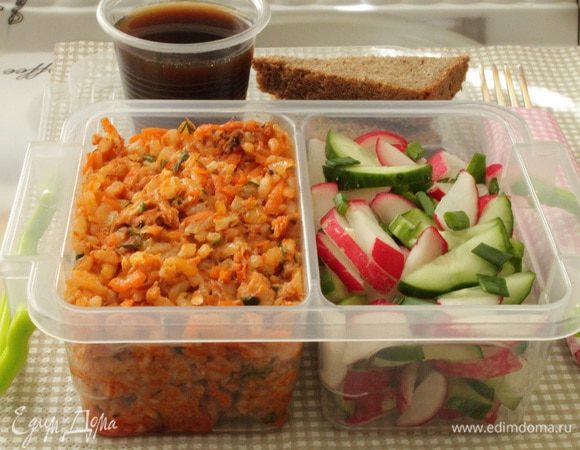 Подавать с любым овощным салатом. Если вы решили взять с собой на работу или на дачу, перекладываем в контейнер салат и закуску. Приятного вам аппетита!